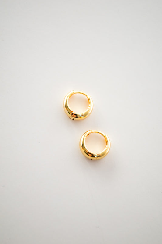[gá.kus.] Wide Huggie Minimalist Earrings